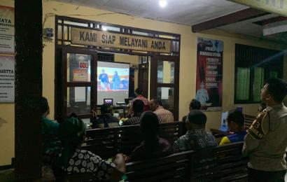 Eratkan Silaturahmi, Polsek Giri Mulya Nobar Wayang Kulit Bersama Warga