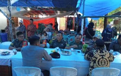 Jalin Kedekatan Bersama Warga, Kapolsek Enggano Hadiri Undangan Pernikahan 