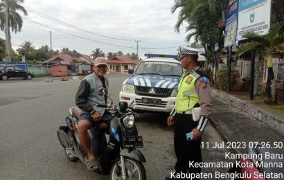 Sat Lantas Polres BS Berikan Teguran Simpatik kepada Pengguna Sepeda Motor yang Tak Pakai Helm 