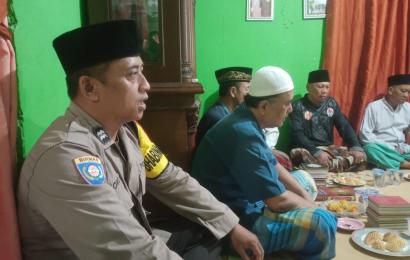 Bhabinkamtibmas Polsek Teluk Segara Ikuti Malam Tahlilan dan Yasinan Hari ke Dua