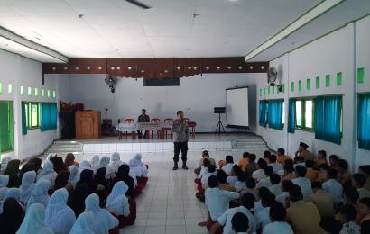 Bhabinkamtibmas Polsek Seginim Sampaikan Penyuluhan Hukum di MTSN 02 Bengkulu Selatan  