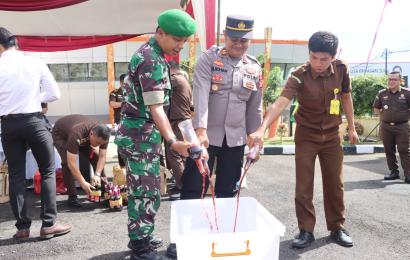 Kapolres Lebong Hadiri Pemusnahan Barang Bukti di Kejari Lebong