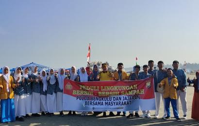 Peduli Lingkungan, Polisi, Warga, dan Pelajar Bersih-Bersih Pantai Zakat