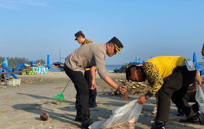 Peduli Lingkungan, Polda Bengkulu dan Polresta Bersihkan Kawasan Pantai Zakat