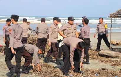 Sinergi, Personel Polres Seluma Bersihkan Sampah Pantai Desa Pasar Seluma