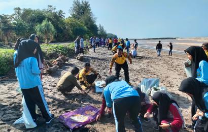 Polsek Ketahun Gelar Bakti Sosial Bersih-Bersih Lingkungan di Pesisir Pantai Terapik Ketahun