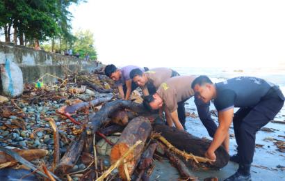 Bentuk Kepedulian Terhadap Kebersihan Lingkungan, Polres BS Bersama Instansi Terkait Melakukan Kebersihan di Pantai Pasar Bawah