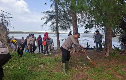 Peduli Lingkungan, Polsek Sukaraja Bersihkan Sampah di Pantai Muara Siabun