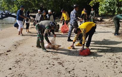 Polisi Bersama TNI Dan Masyarakat Bersih-Bersih Pantai, Wujud Peduli Lingkungan