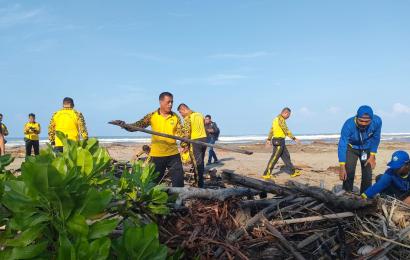 Program Polri Peduli Lingkungan, Polsek Lais Bersama Polres Bengkulu Utara Bersihkan Pantai Tapak Batu