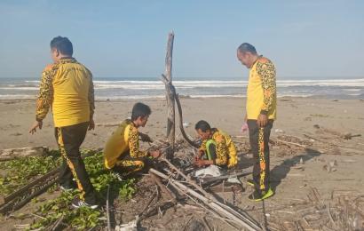 Peduli Lingkungan, Personel Polsek Air Besi Ikut Bersihkan Pantai Lais