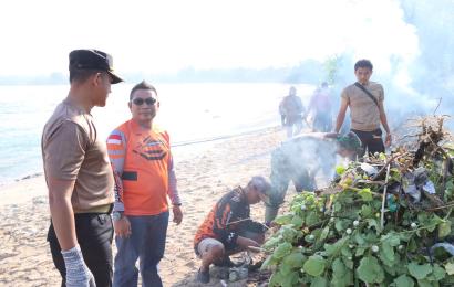 Peduli Lingkungan, Personel Polres Kaur Selatan Melaksanakan Kebersihan di Sepanjang Pantai Sekunyit 