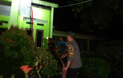 Quick Respon Polsek Giri Mulya Bantu Pemadaman Kebakaran di SMAN 9 BU