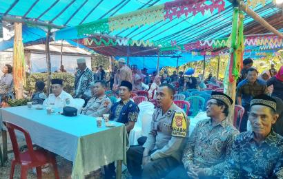 Silaturrahmi, Kapolsek Bersama Bhabinkamtibmas Hadiri Resepsi Pernikahan Warga Enggano