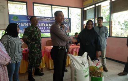 Bhabinkamtibmas Polsek Lebong Atas Hadiri Penyaluran Pupuk Tahap I di Desa Sujau Datang I