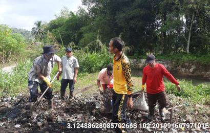 Bhabinkamtibmas Polsek Lebong Utara Bersama Warga Gotong Royong Bersihkan Sampah