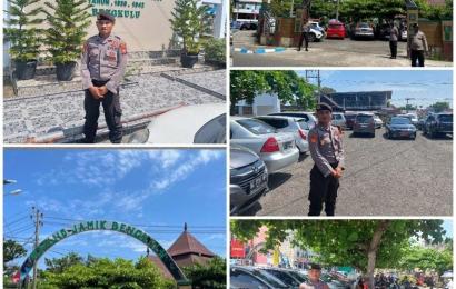 Personel Sat Samapta Polresta Bengkulu Lakukan Pengamanan Salat Jumat di Masjid Jamik