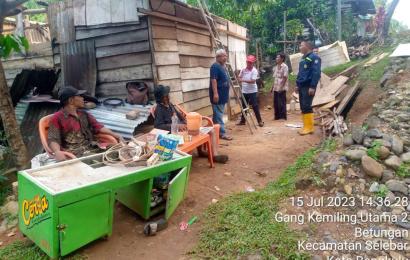Bhabinkamtibmas Gotong Royong Membantu Pembongkaran Rumah Warga