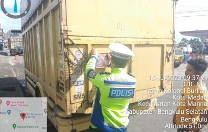 Operasi Patuh Nala, Satlantas Polres Bengkulu Selatan Bagikan Stiker dan Pamflet Keselamatan