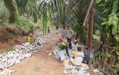 Monitoring Penggunaan DD, Bhabinkamtibmas Polsek Pino Raya Cek Pelaksanaan Pembangunan Rabat Beton