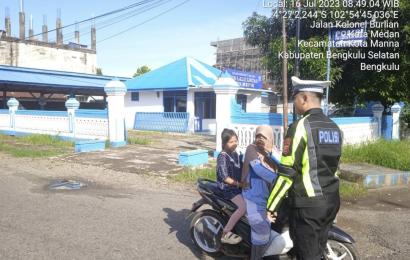 Sat Lantas Polres Bengkulu Selatan, Berikan Teguran Simpatik kepada Pengguna Sepeda Motor yang Tidak Menggunkan Helm