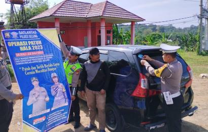 Ops Patuh Nala 2023, Polres Seluma Bagikan Brosur Tertib Berlalulintas