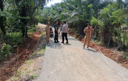 Kapolsek Manna Hadiri Sertifikasi Pengerjaan Badan Jalan Lapen di Desa Padang Pandan