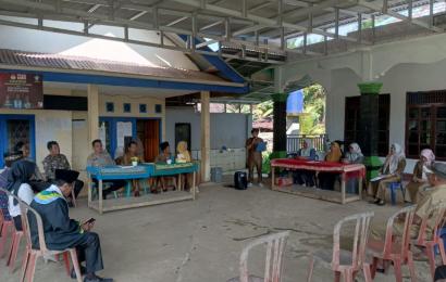 Kapoksek Pino dan Kanit Binmas Hadiri Pelantikan dan Pengambilan Sumpah Kaur Tata Perencanaan Desa Talang Tinggi