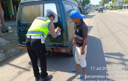 Sat Lantas Polres Bengkulu Selatan Laksanakan Pengaturan Lalu Lintas di Jalan Raya Pada Saat Jam Sibuk dan Rawan Kecelakaan