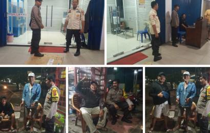 Jaga Keamanan di Wilayah Hukum, Polsek Ratu Samban Patroli Objek Vital dan Sambangi Pedagang dan Pusat Keramaian