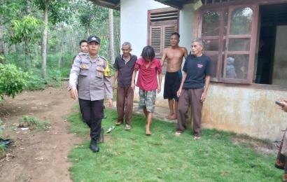 Bentuk Pelayanan Polri Kepada Masyarakat, Bhabinkamtibmas Antar Warga Alami Ganggunan Jiwa ke RSJKO