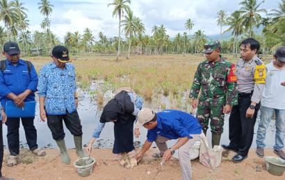 Bhabinkamtibmas Polsek Lebong Tengah Hadiri Titik Nol Pembangunan Jalan Usaha Tani di Desa Suka Damai