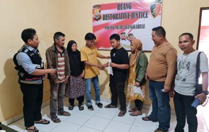 Bhabinkamtibmas Polsek Muara Bangkahulu Damaikan Dua Remaja yang Terlibat Perkelahian