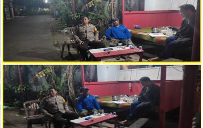 Patroli Dialogis, Bhabinkamtibmas Polsek Kampung Melayu Sambangi Pos Kamling