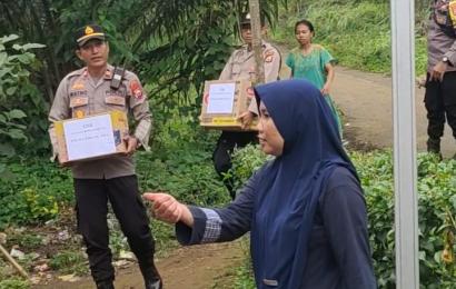 Polisi Peduli, Polsek Padang Jaya Berbagi Paket Sembako