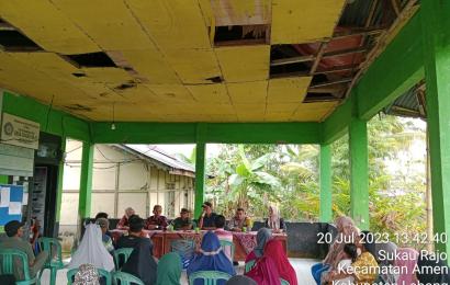 Bhabinkamtibmas Polsek Lebong Utara Hadiri Pembagian BLT DD Ekstrim di Desa Sukau Rajo