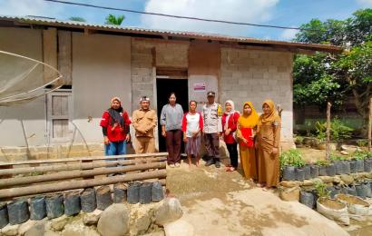 Bhabin Polsek Ketahun Lakukan Pendampingan Labelisasi Program PKH dan BPNT di Desa Bumi Harjo