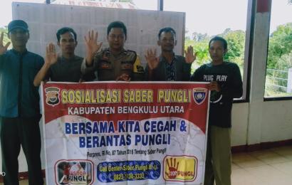 Bhabinkamtibmas Sosialisasi Saber Pungli Bersama Warga Binaanya di Desa Melati Harjo