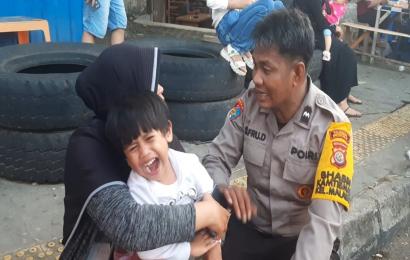 Patroli di Festival Tabut, Bhabinkamtibmas Polsek Teluk Segara Pertemukan Anak yang Hilang dengan Ibunya