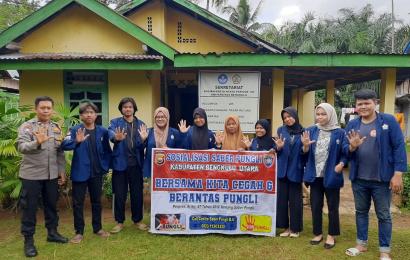 Sambangi mahasiswa KKN, Bhabinkamtibmas Sosialisasikan Saber Pungli