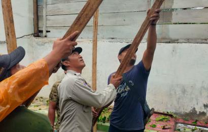 Bhabinkamtibmas Polsek Ketahun Bantu Perbaiki Rumah Warga yang Rusak Tertimpa Pohon