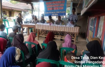 Bhabinkamtibmas Polsek Rimbo Pengadang Hadiri Penyaluran BLT DD di Desa Teluk Dien