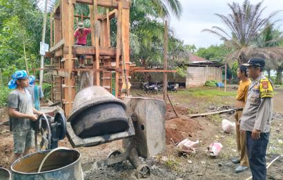 Pantau Pembangunan Sumur Bor, Bhabinkamtibmas Polsek Lais Laksanakan Monitoring