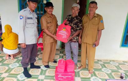 Rumah Warga Binaan Tertimpa Pohon, Bhabinkamtibmas Polsek Lais Salurkan Bantuan