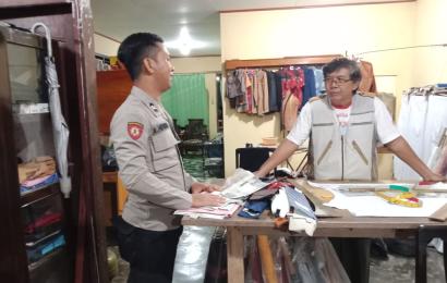 Sambangi Tukang Jahit, Polisi RW Polsek Padang Jaya Titipkan Pesan Kamtibmas