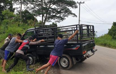 Polisi Batik Nau Bantu Evakuasi Mobil yang Terlibat Laka Lantas