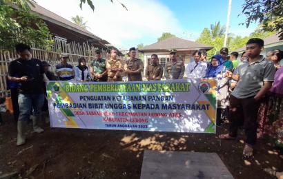 Kapolsek Lebong Atas Hadiri Pembagian Unggas di Desa Tabeak Blau I