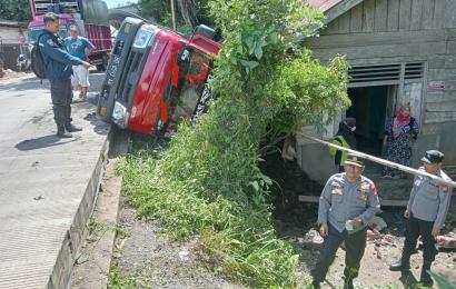 Quick Respon, PLH Kapolsek Batiknau Datangi TKP Laka Lantas
