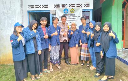 Kunjungi Sekretariat Mahasiswa KKN, Bhabinkamtibmas Ajak Mahasiswa Aktif Dalam Kegiatan Warga