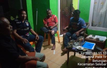 Sambangi Ketua LPM Kelurahan Betungan, Bhabinkamtibmas Sampaikan Imbauan Kamtibmas